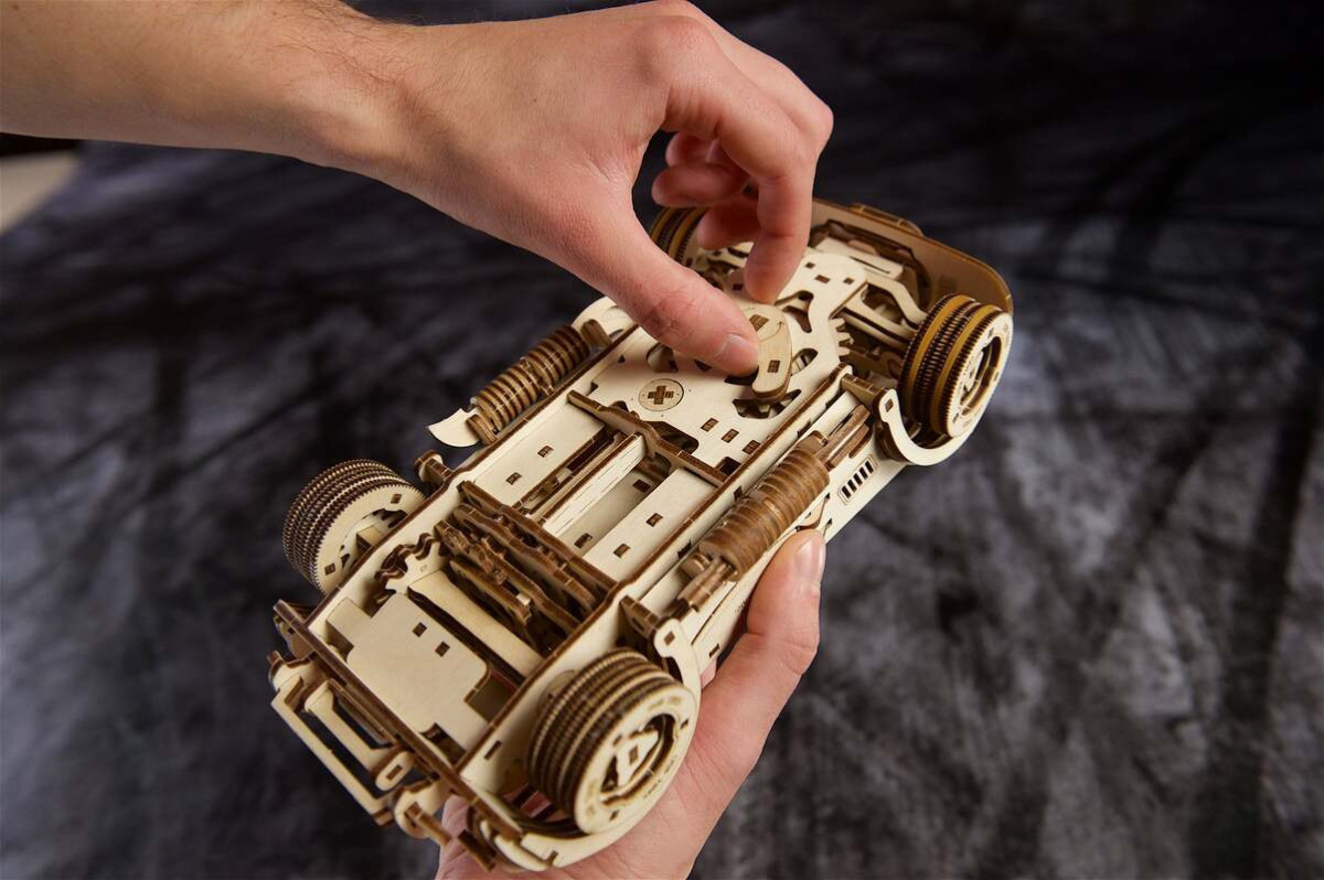 puzzle-3d-auto-ugears-cobra-model-drewniany-13 puzzle-3d-auto-ugears-cobra-model-drewniany-13
