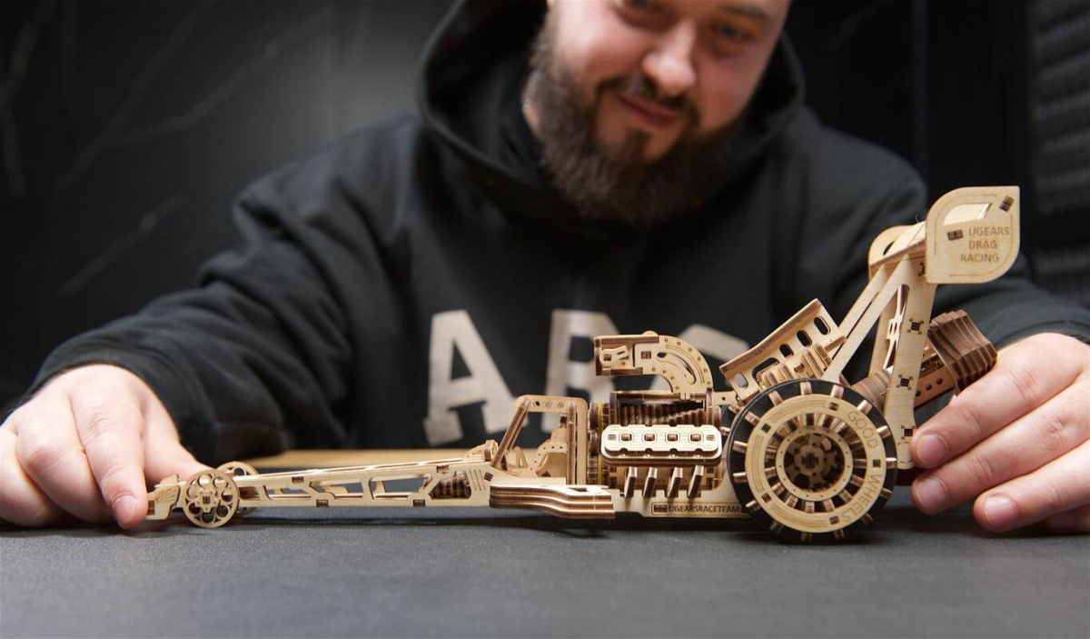 puzzle-3d-ugears-dragster-model-drewniany-2