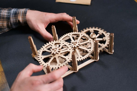 puzzle-3d-ugears-zegar-engine-clock-8